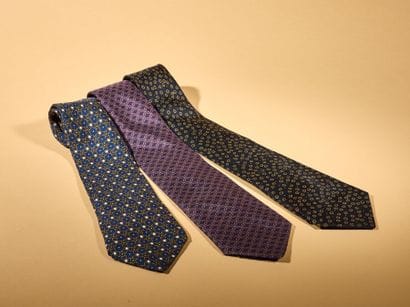 HERMÈS Paris
Réunion de trois cravates en...