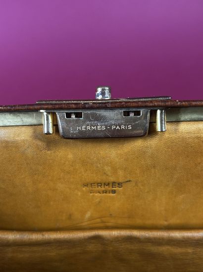HERMÈS Paris
Sac en cuir beige, fermoir poussoir...
