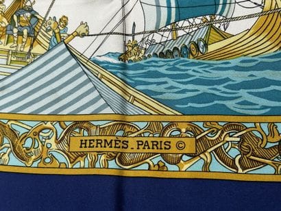 HERMÈS Paris 
Carré en twill de soie imprimée...