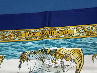 HERMÈS Paris 
Carré en twill de soie imprimée...
