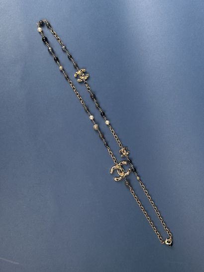 CHANEL 
Sautoir à anneaux en métal doré martelés...