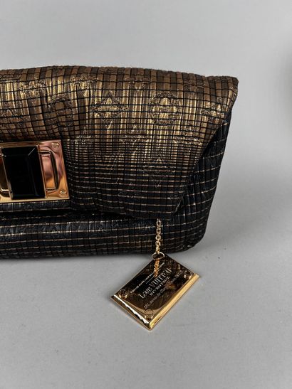 LOUIS VUITTON 
Pochette Altair en toile satinée...