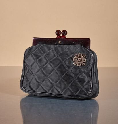 CHANEL 
Petit sac du soir bourse en satin...