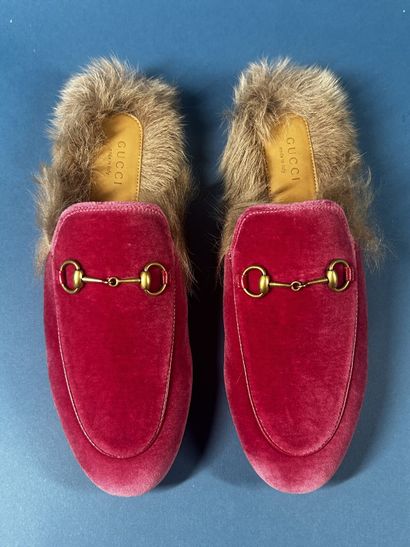 GUCCI
Paire de mules Princetown en velours...