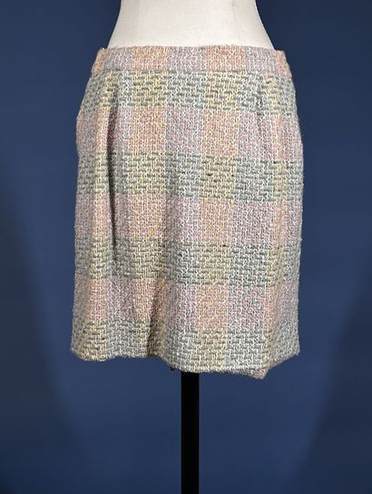 CHANEL Boutique 
Tailleur en tweed rayé rose/vert...