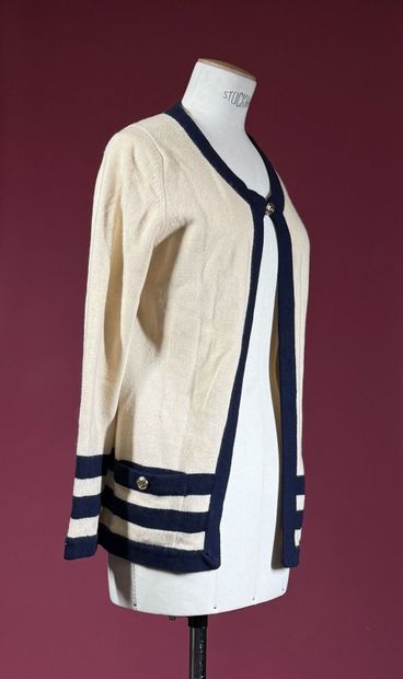 CHANEL 
Cardigan bicolore en cachemire ivoire/marine,...