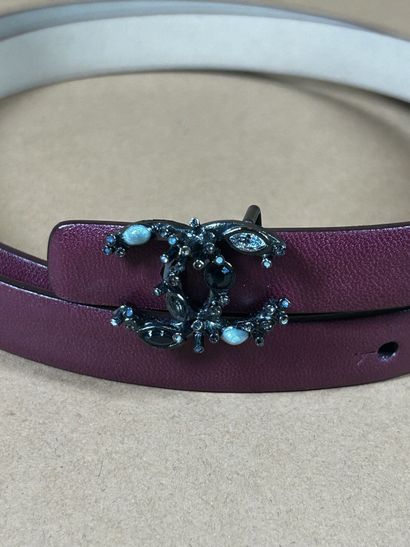 CHANEL
Fine ceinture en cuir rouge cerise...