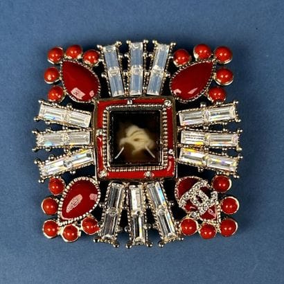 CHANEL 
Broche pendentif en métal doré découpé,...