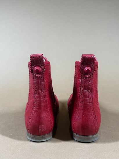 BALENCIAGA 
Paire de bottines en cuir rouge...
