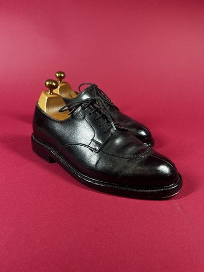 J. M. WESTON 
Deux paires de derby en cuir...