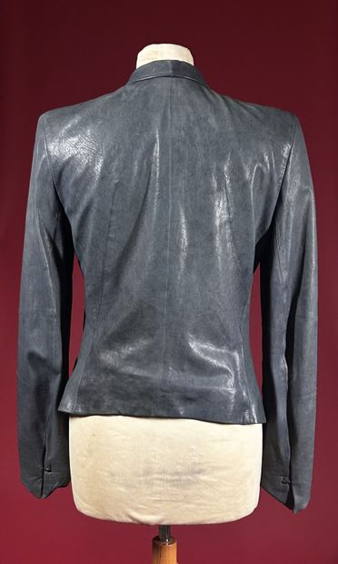 HELMUT LANG 
Veste en cuir bleu à col châle,...