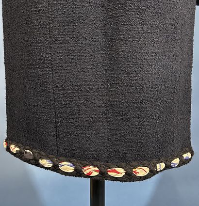 CHANEL boutique
Tailleur en tweed marine...