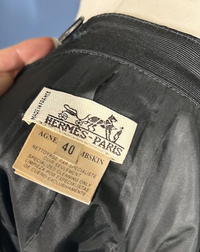 HERMÈS Paris
Jupe au genou en cuir noir,...