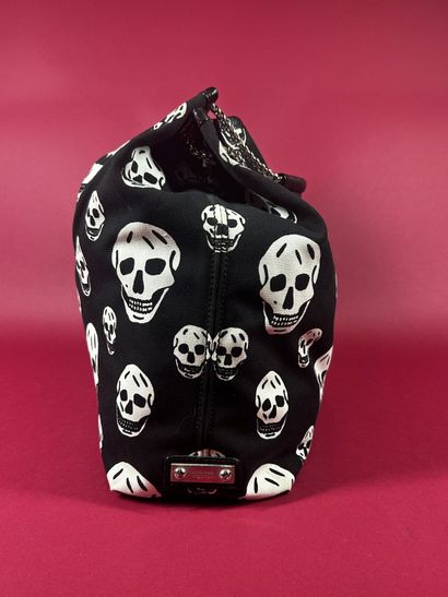 ALEXANDER McQUEEN 
Sac besace en toile noire...