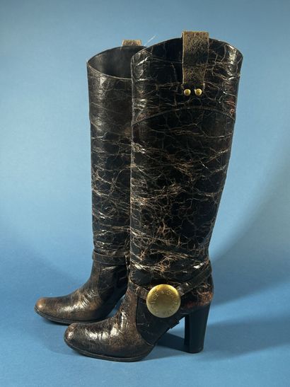 DOLCE GABBANA 
Paire de bottes en cuir vieilli...