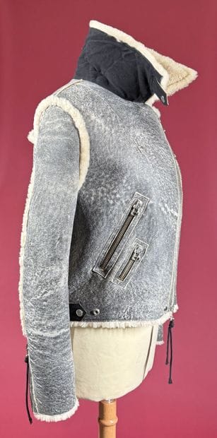 ACNE 
Blouson en peau lainé noir effet vieilli,...