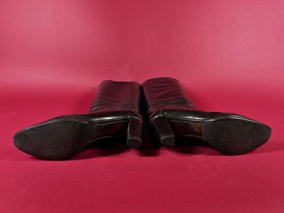 CÉLINE
Paire de bottes en cuir noir, talon...