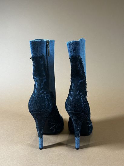 DOLCE GABBANA 
Paire de bottines en denim...