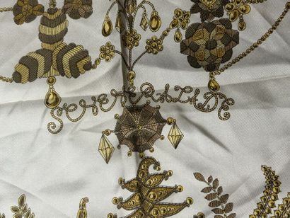 HERMÈS Paris 
Carré en twill de soie imprimée...