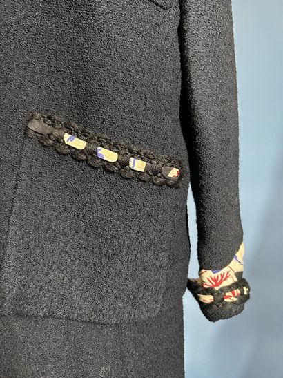 CHANEL boutique
Tailleur en tweed marine...