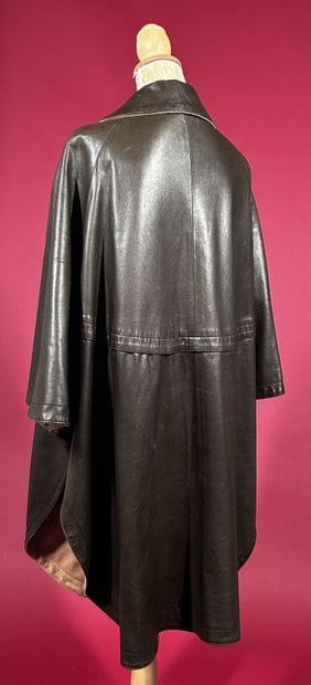 CÉLINE
Cape poncho en cuir marron doublé...