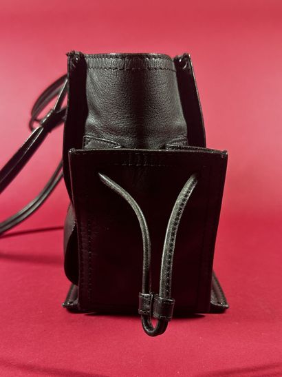 LOEWE 
Sac en cuir noir surpiqué du nom et...