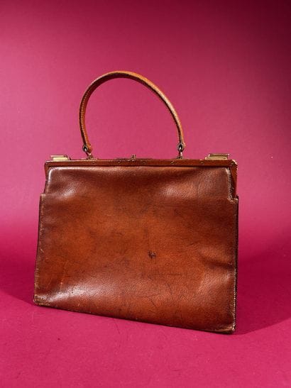 HERMÈS Paris
Sac en cuir beige, fermoir poussoir...