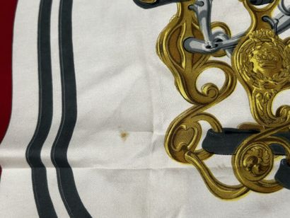 HERMÈS Paris 
Carré en twill de soie imprimée...