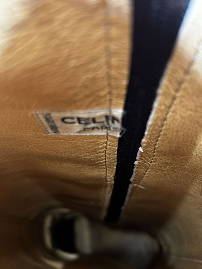 CÉLINE
Paire de bottes en cuir noir, talon...