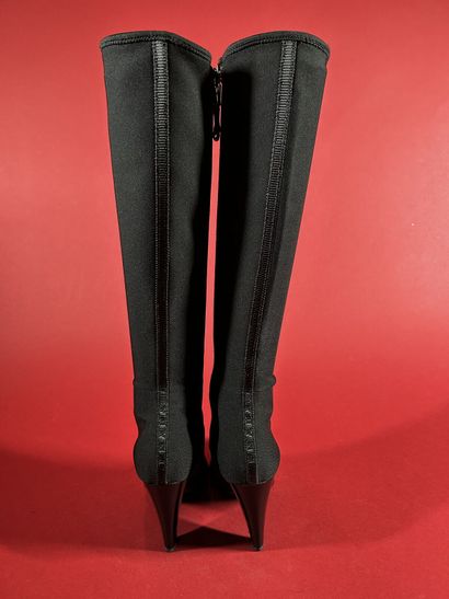 PRADA
Paire de bottes en cuir noir et renylon...