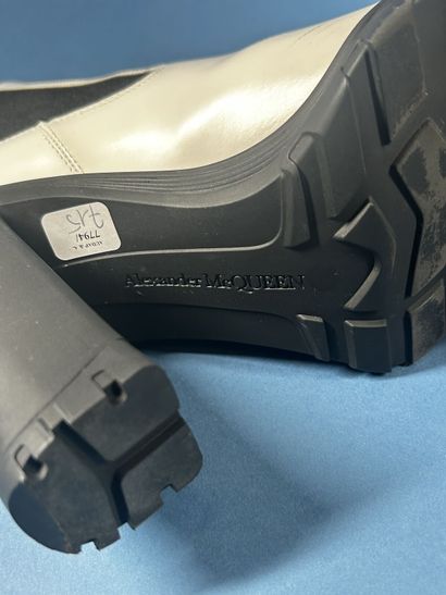 ALEXANDER McQUEEN 
Paire de boots en cuir...