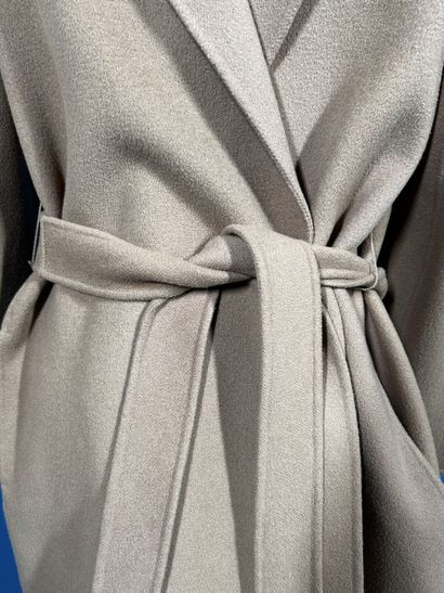 'S MAX MARA
Manteau en laine camel à col...