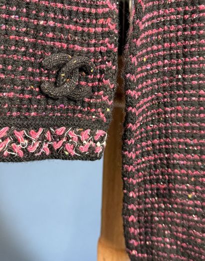 CHANEL
Écharpe en tweed cachemire noir, framboise...