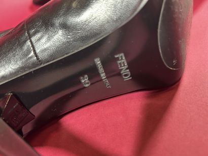 FENDI 
Paire de bottes en cuir noir à effet...