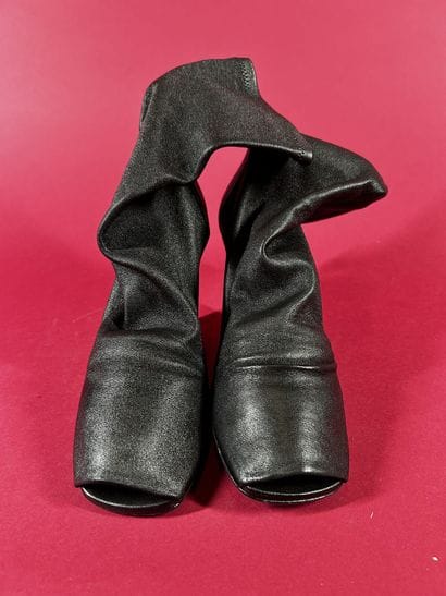RICK OWENS 
Paire de bottines en cuir noir...