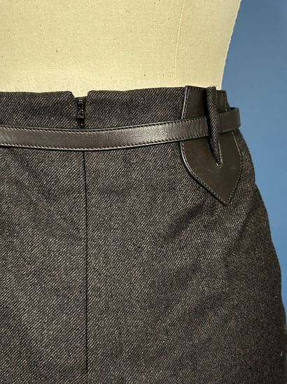 HERMÈS Paris
Jupe droite au genoux en gabardine...