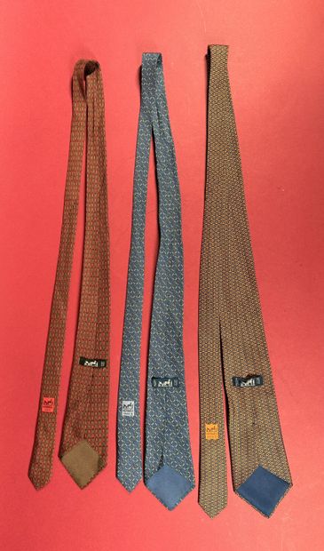 HERMÈS Paris
Réunion de trois cravates en...