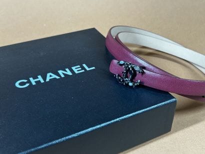 CHANEL
Fine ceinture en cuir rouge cerise...
