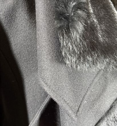 GIVENCHY 
Caban en drap de laine noir, ample...