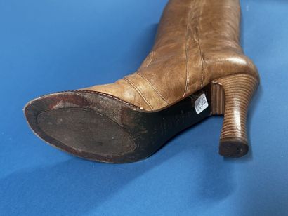 DOLCE & GABBANA
Paire de bottes en cuir beige...