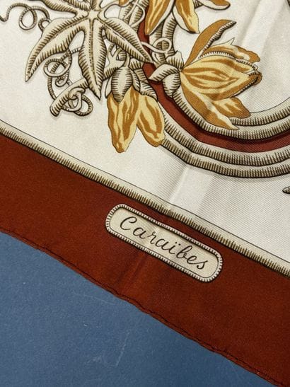 HERMÈS Paris 
Carré en twill de soie imprimée...