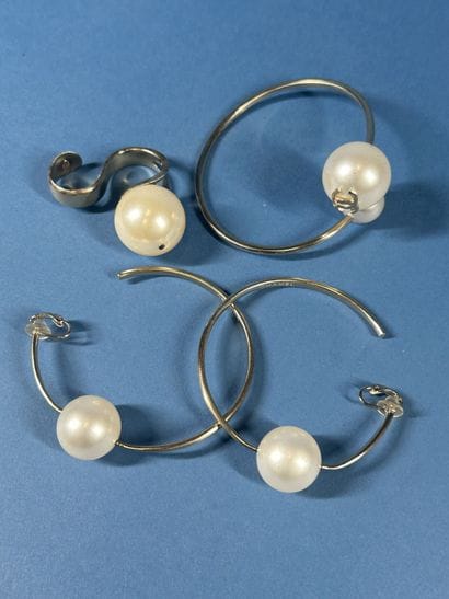 CHANEL 
Parure composée d'un bracelet jonc,...
