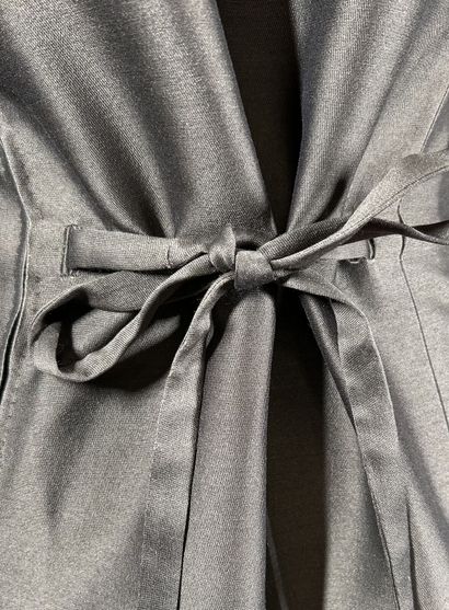 JACQUES GRIFFE 
Ensemble en soie taupe composé...