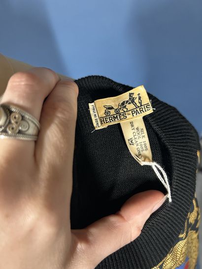 HERMÈS Paris 
Pull en lainage noir et twill...