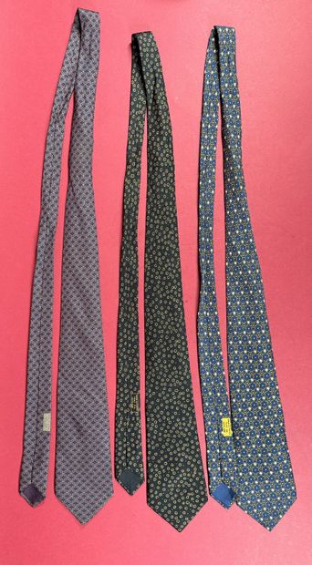 HERMÈS Paris
Réunion de trois cravates en...