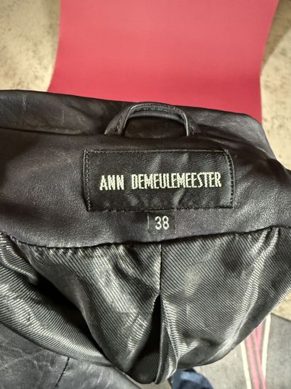 ANN DEMEULEMEESTER 
Veste 7/8e en cuir noir,...