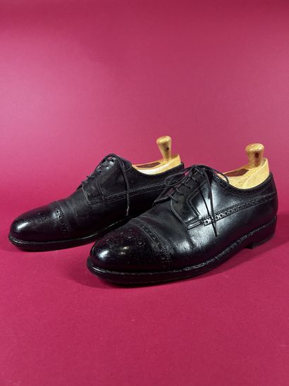 J. M. WESTON 
Deux paires de derby homme...