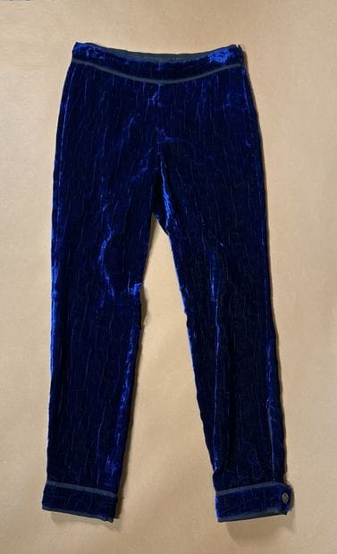 CHANEL 
Pantalon en velours bleu électrique...
