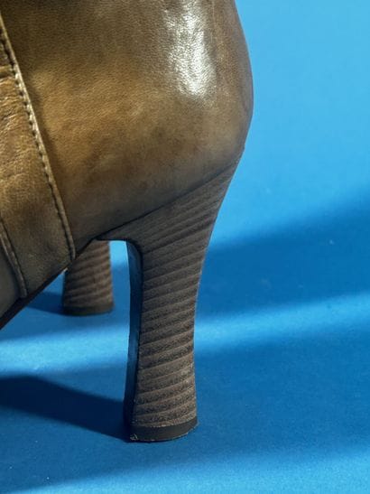 DOLCE & GABBANA
Paire de bottes en cuir beige...