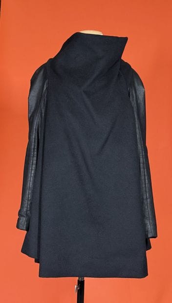 GARETH PUGH 
Manteau en angora et laine noire,...